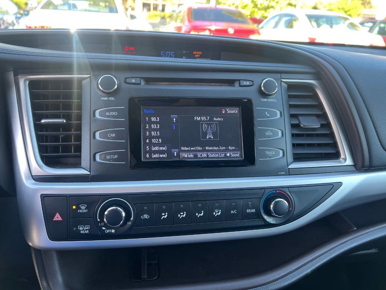 Used 2019 Toyota Highlander LE w/ Carpet Mat Package (TMS) FWD image 13