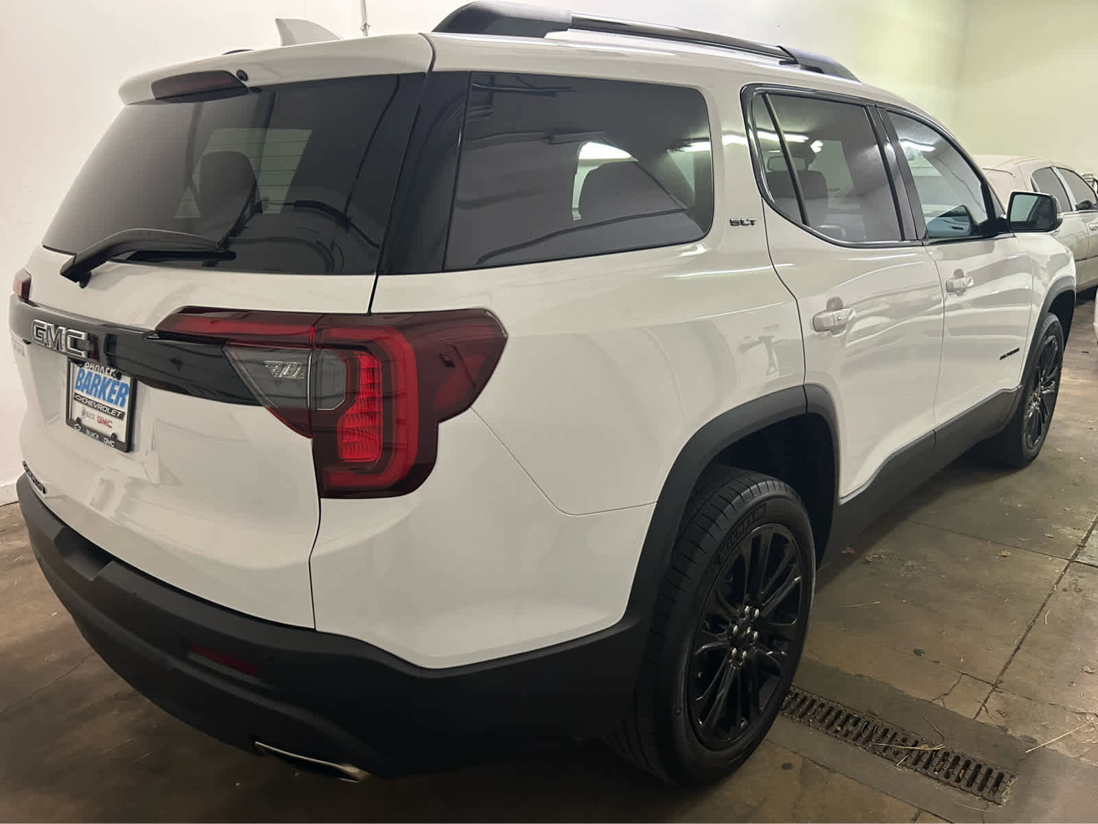 Used 2023 GMC Acadia SLT w/ Elevation Edition image 2
