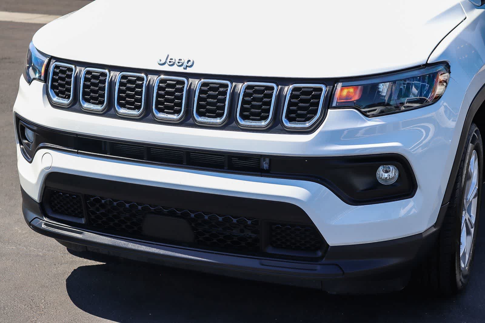 Used 2024 Jeep Compass Latitude AWD/4WD image 9