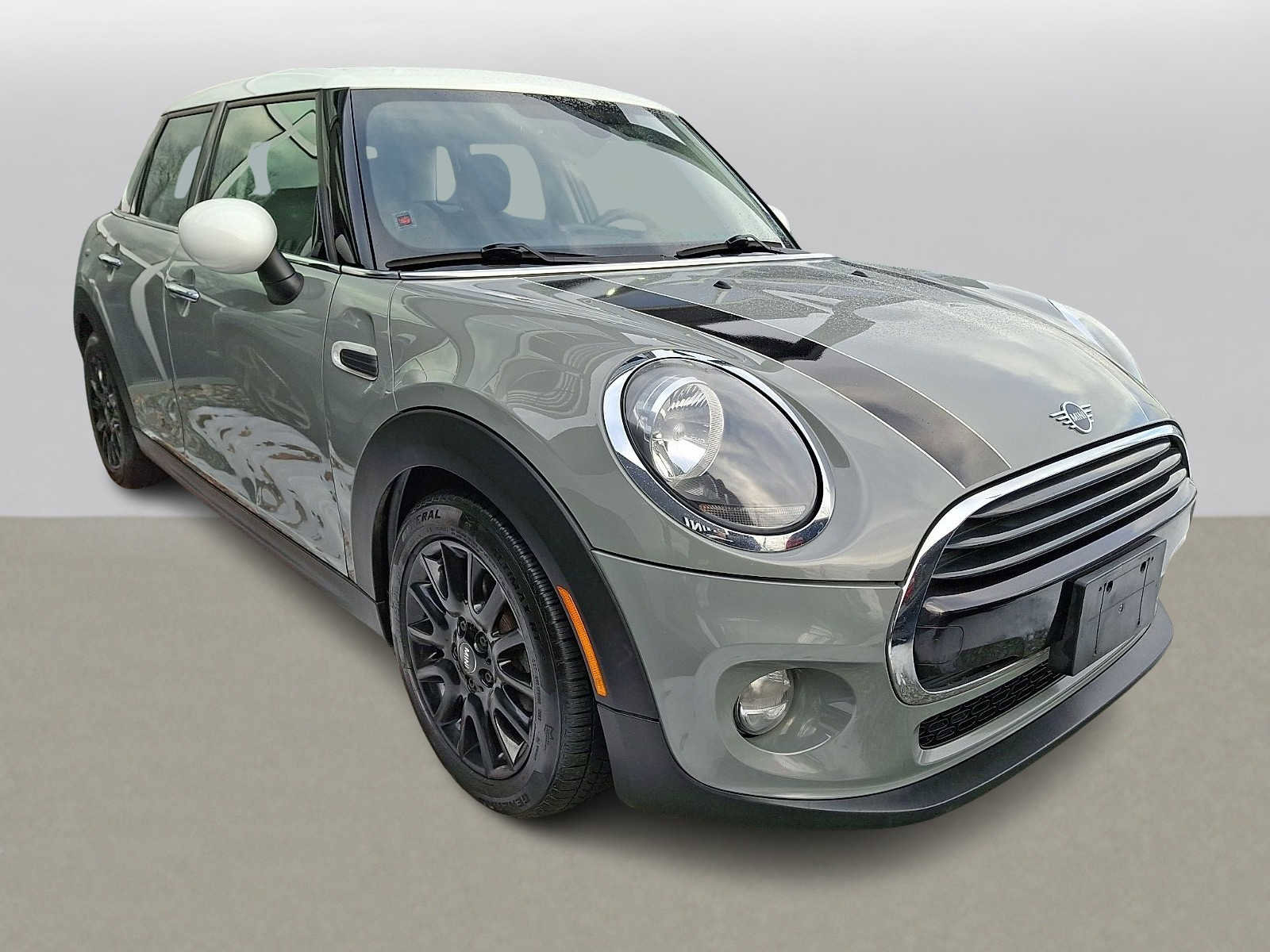 Used 2019 MINI Cooper 4-Door Hardtop w/ Signature Upholstery Package image 3