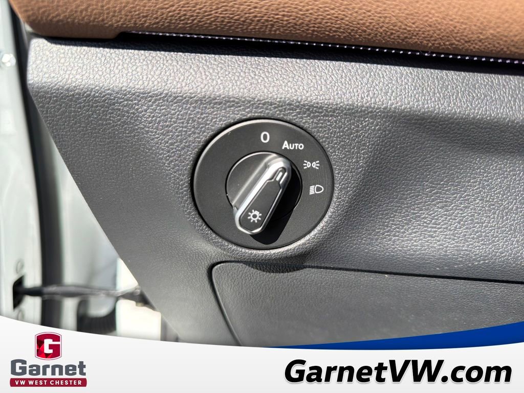 Used 2025 Volkswagen Jetta SEL image 35