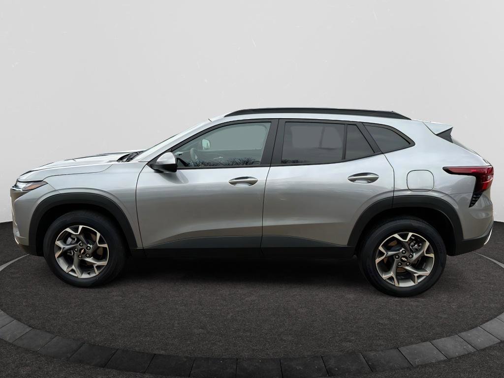 Used 2025 Chevrolet Trax LT FWD image 2