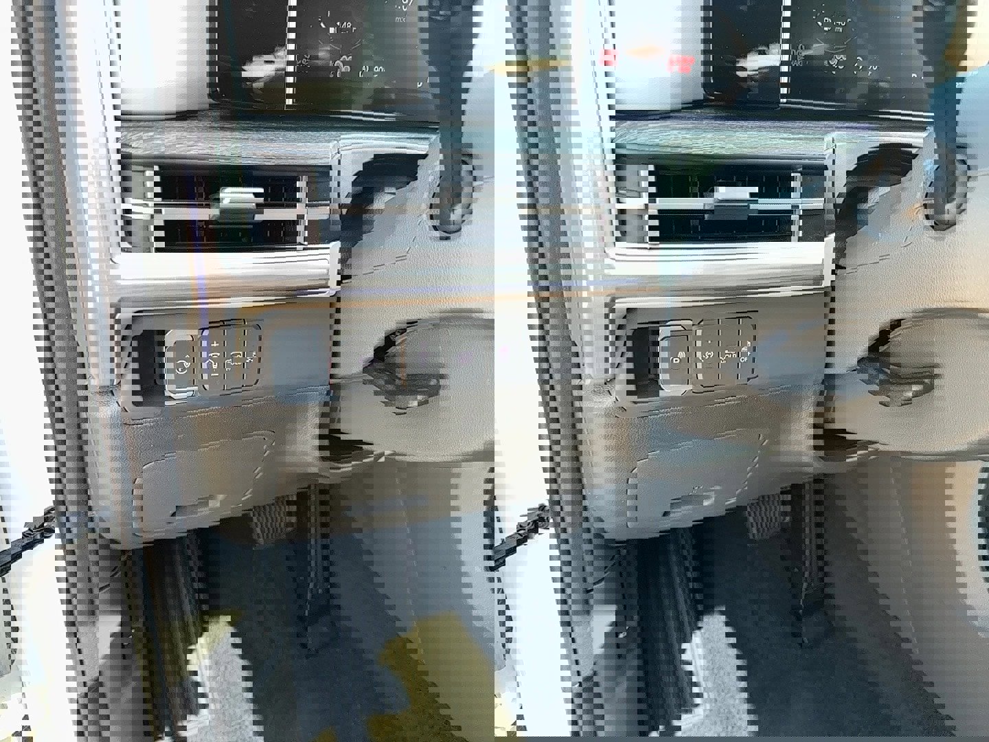 Used 2024 Hyundai Santa Fe Limited image 22