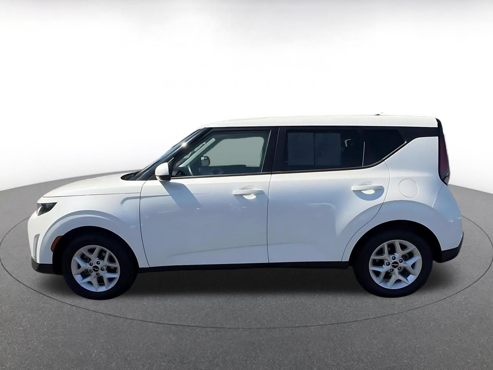 Used 2025 Kia Soul LX w/ LX Technology Package FWD image 9