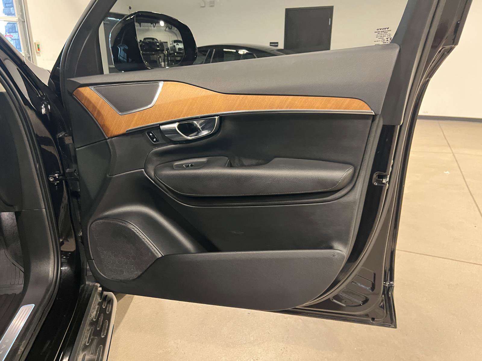 Used 2021 Volvo XC90 T6 Momentum image 40