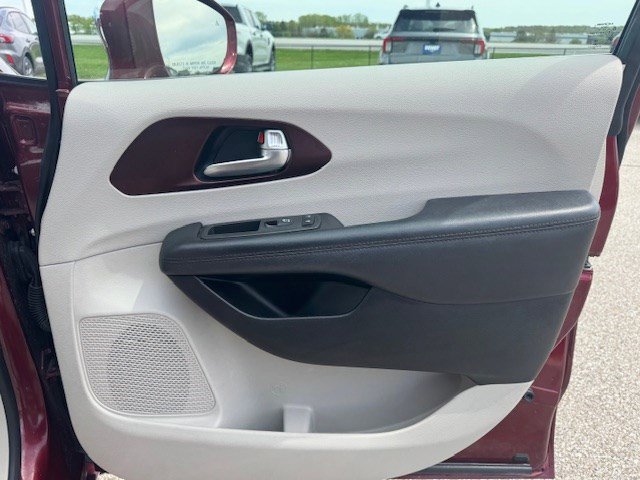 Used 2020 Chrysler Pacifica Limited w/ Tire & Wheel Group FWD image 47