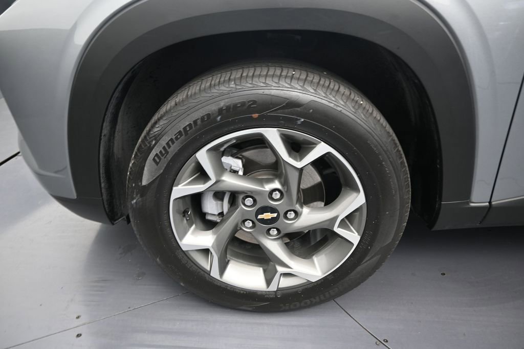 Used 2025 Chevrolet Trax LT FWD image 9