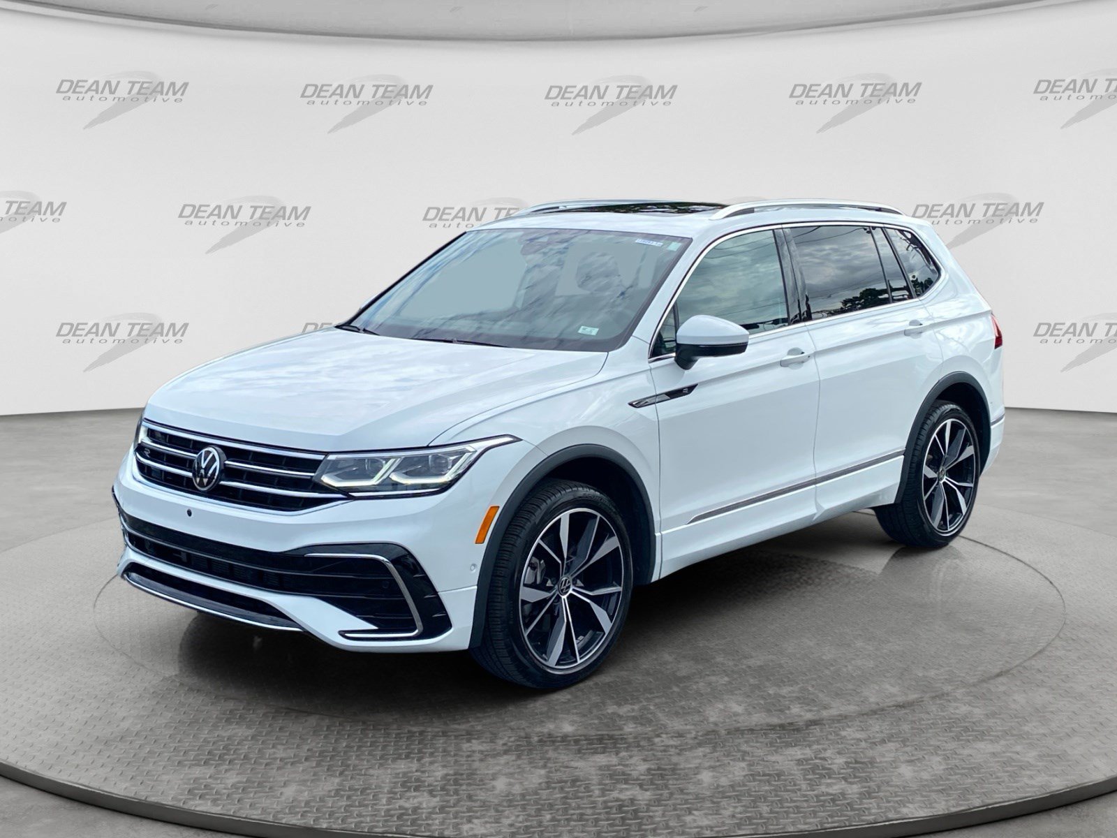 Used 2023 Volkswagen Tiguan SEL R-Line AWD/4WD image 3