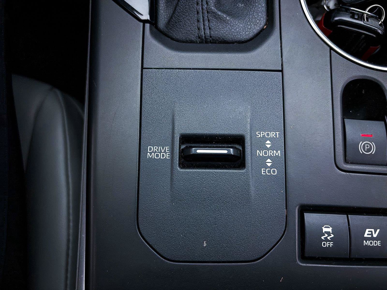 Used 2020 Toyota Highlander XLE AWD/4WD image 25