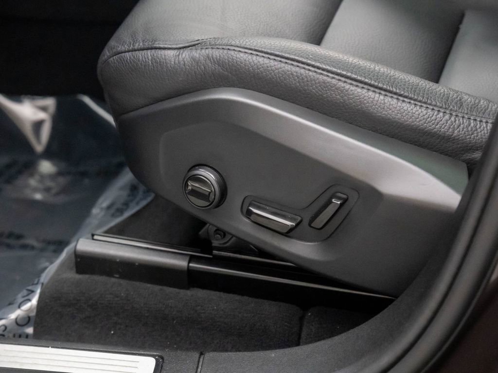 Used 2025 Volvo XC60 B5 Plus image 13