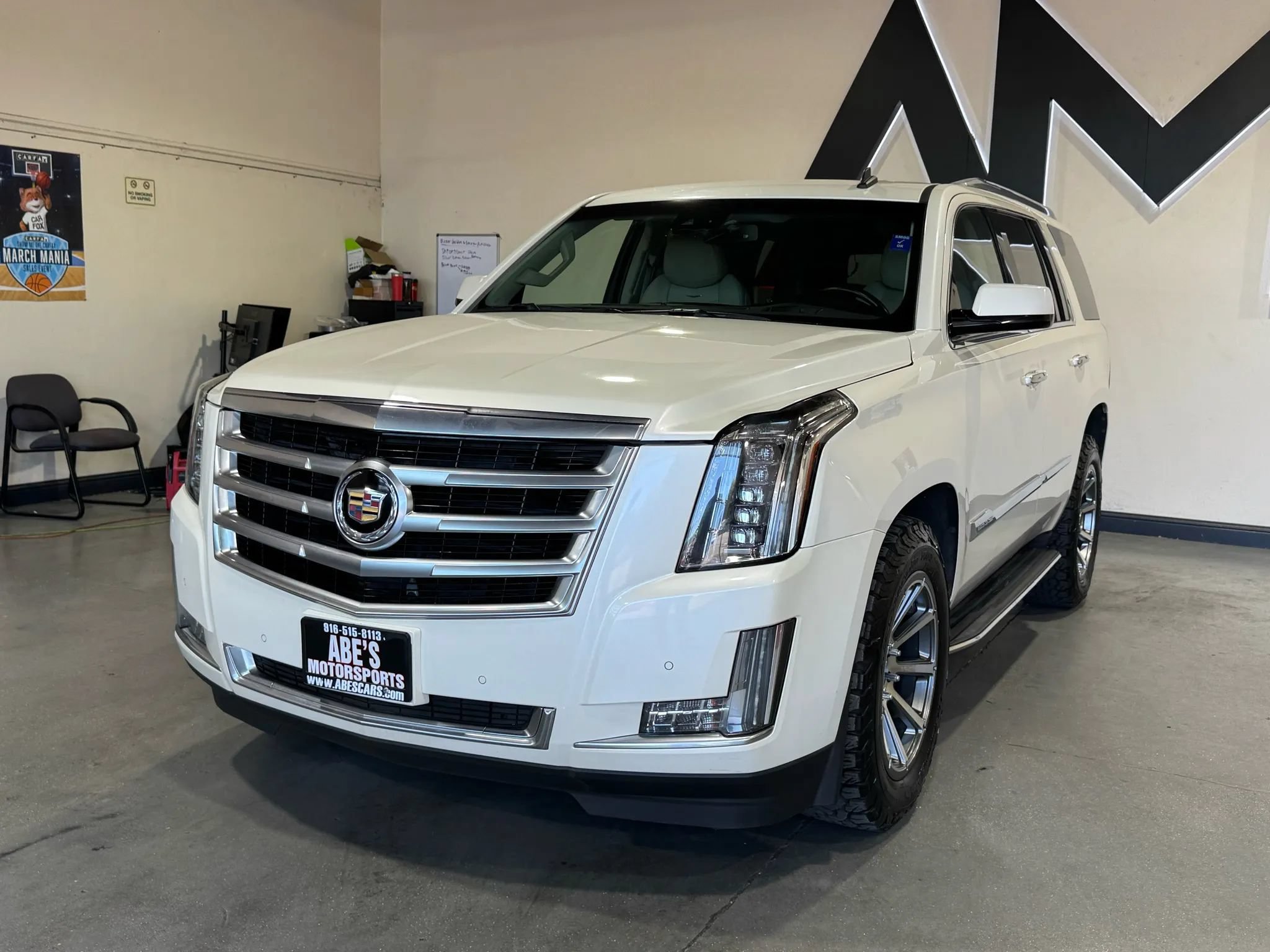 Used 2015 Cadillac Escalade Luxury AWD/4WD image 1