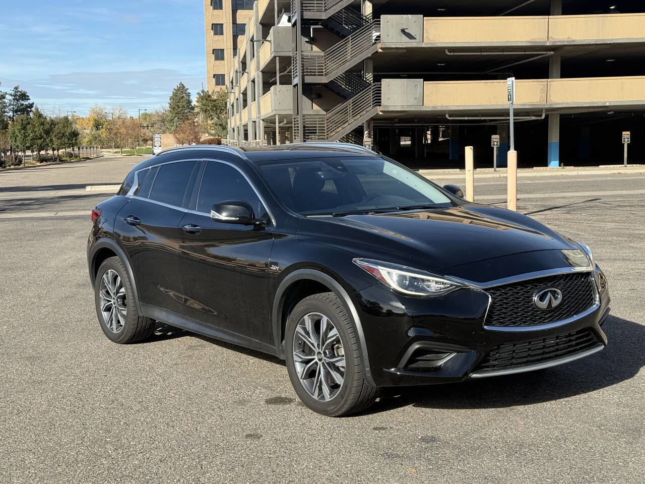 Used 2017 INFINITI QX30 AWD image 5