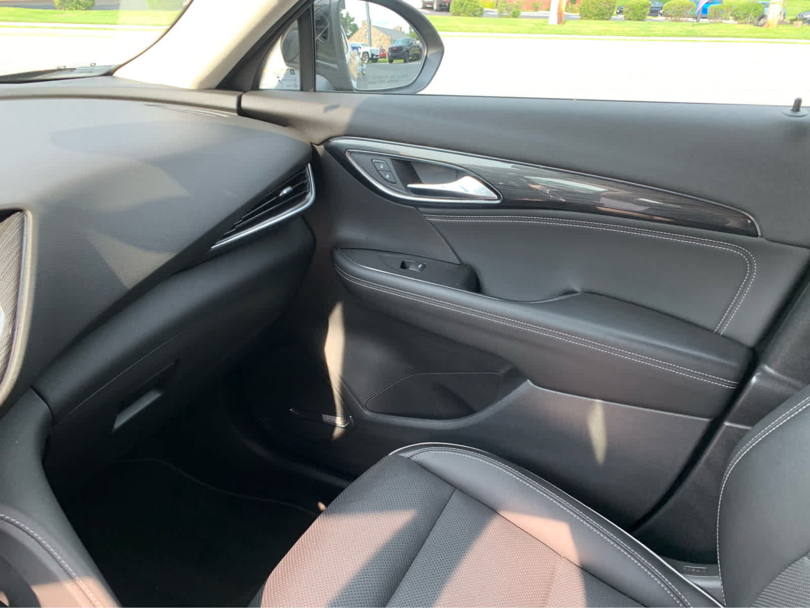 Used 2022 Buick Envision Essence w/ Technology Package I AWD/4WD image 21