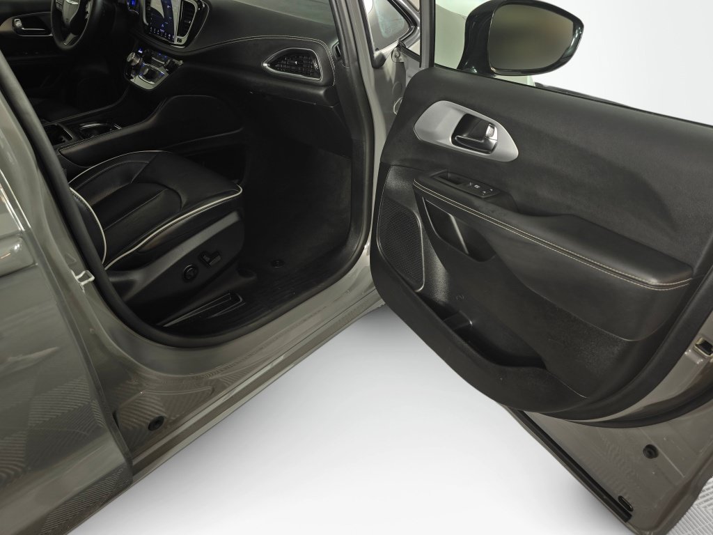 Used 2025 Chrysler Pacifica Limited FWD image 36