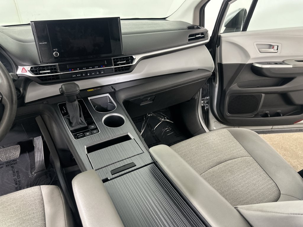 Used 2025 Toyota Sienna LE FWD image 22
