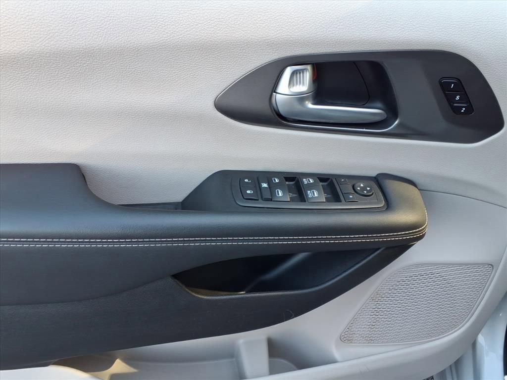 Certified 2024 Chrysler Pacifica Touring-L image 13