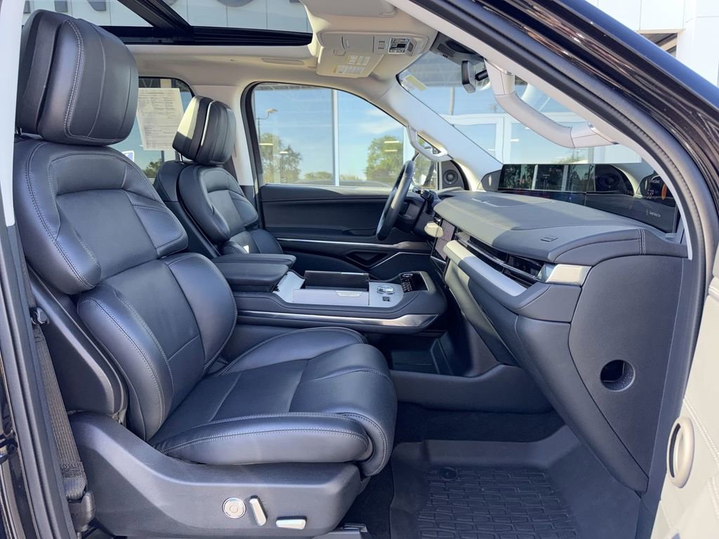 Certified 2025 Lincoln Navigator Reserve AWD/4WD image 28
