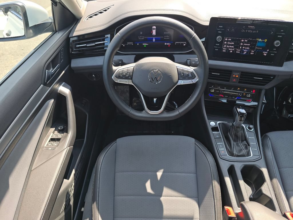 Certified 2025 Volkswagen Jetta SE w/ Black Wheel Package FWD image 28