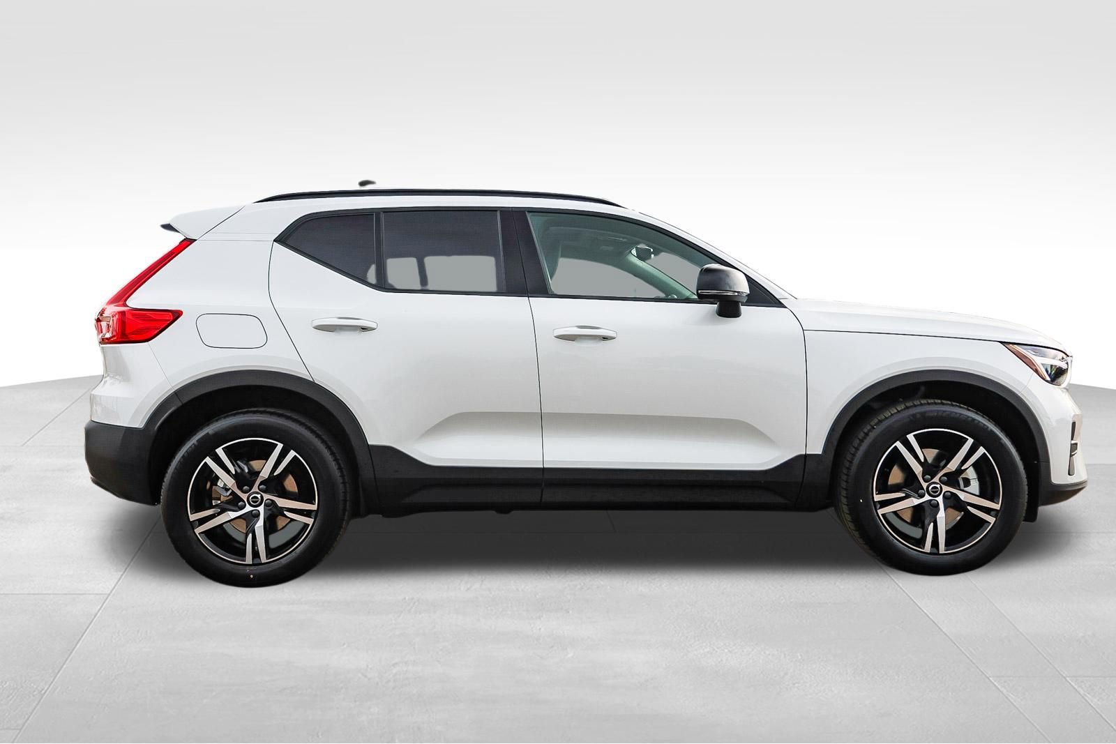 New 2026 Volvo XC40 B5 Core w/ Climate Package image 4