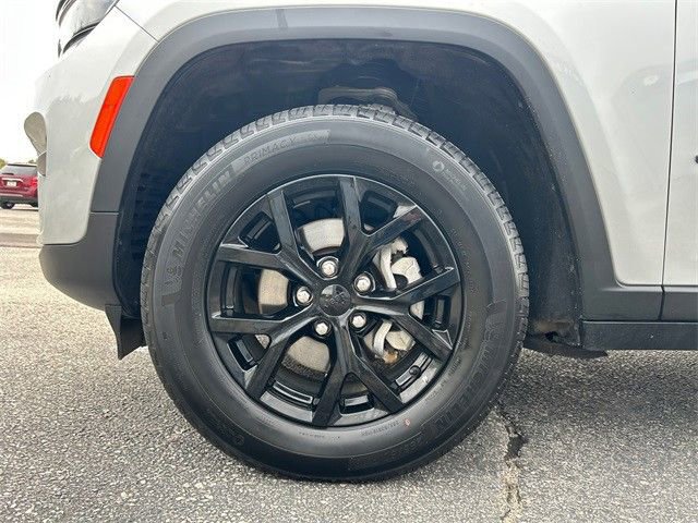 Used 2024 Jeep Grand Cherokee Altitude image 9