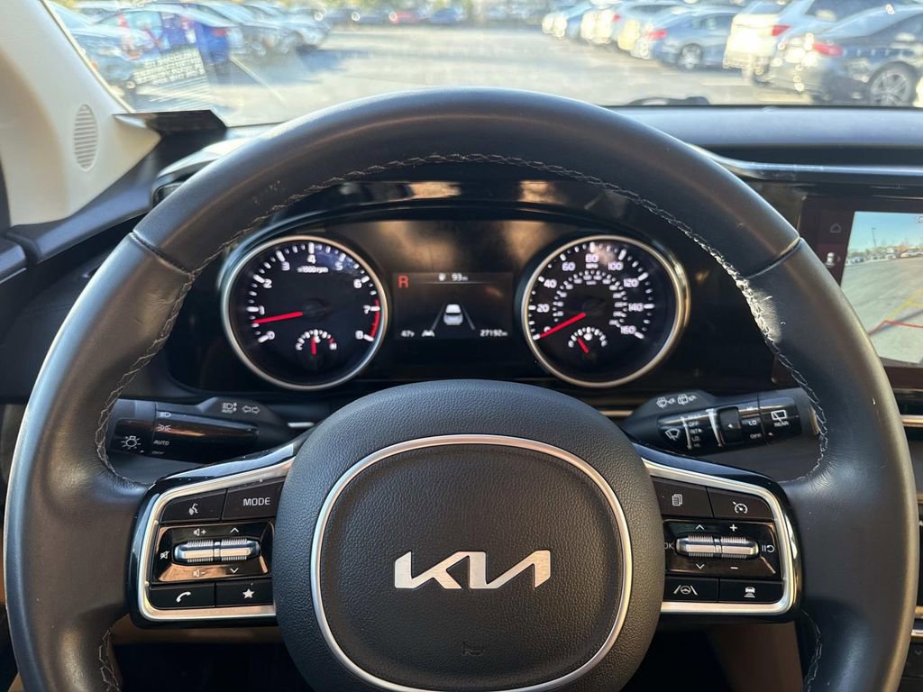 Used 2023 Kia Carnival EX image 27