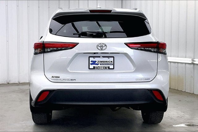 Used 2023 Toyota Highlander XLE AWD/4WD image 4