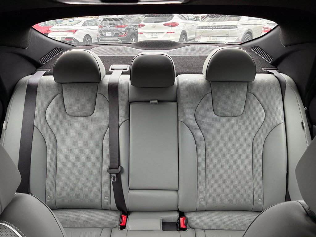 Certified 2025 Hyundai Elantra Limited FWD image 13