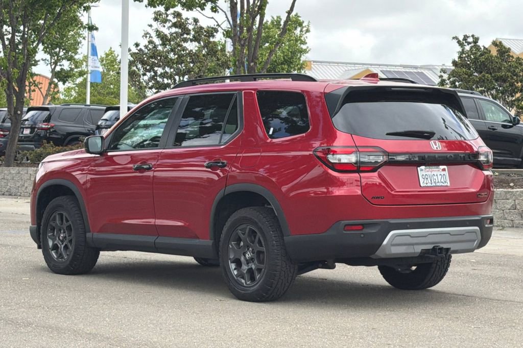 Used 2025 Honda Pilot TrailSport image 6