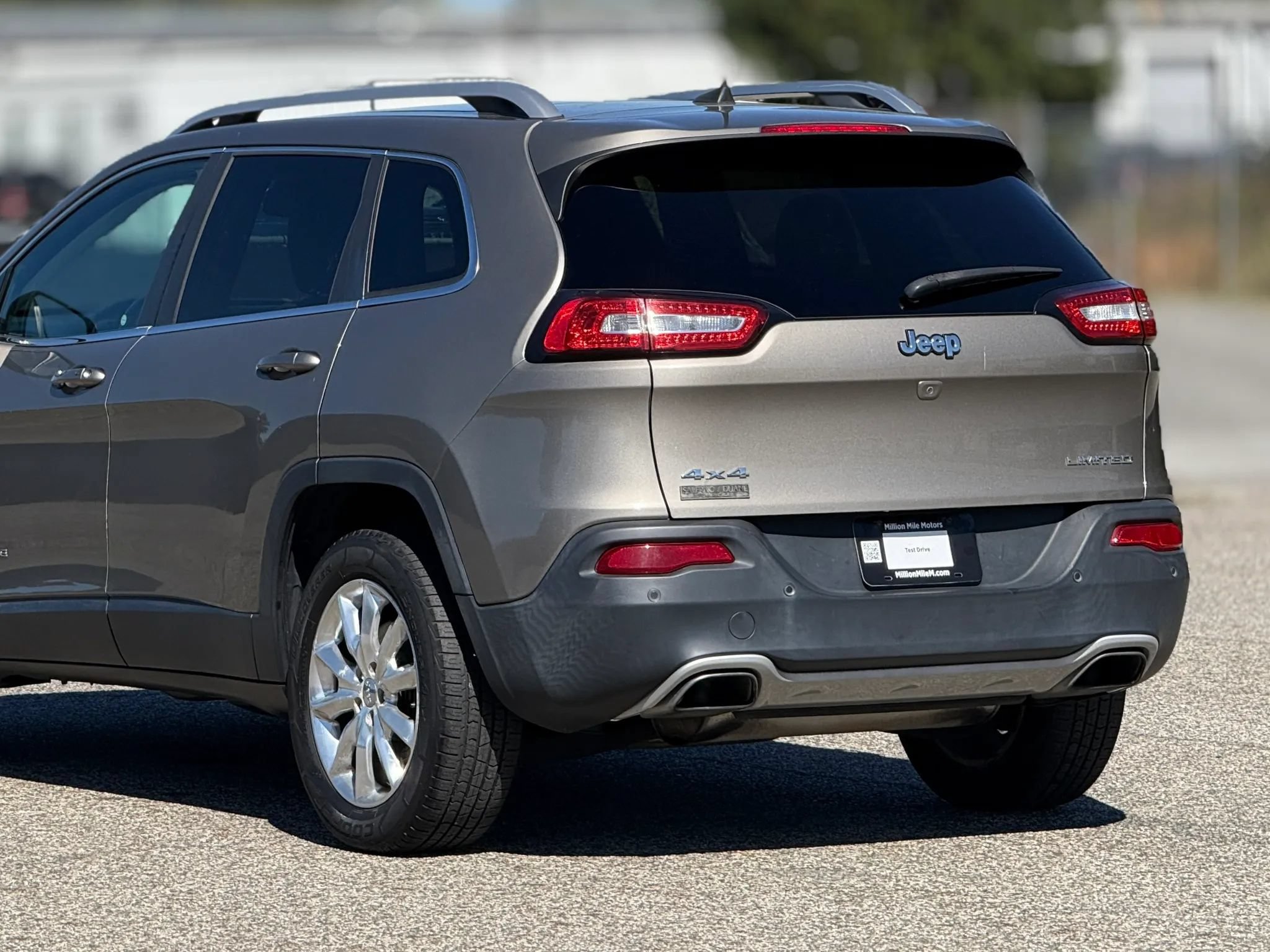 Used 2017 Jeep Cherokee Limited AWD/4WD image 16
