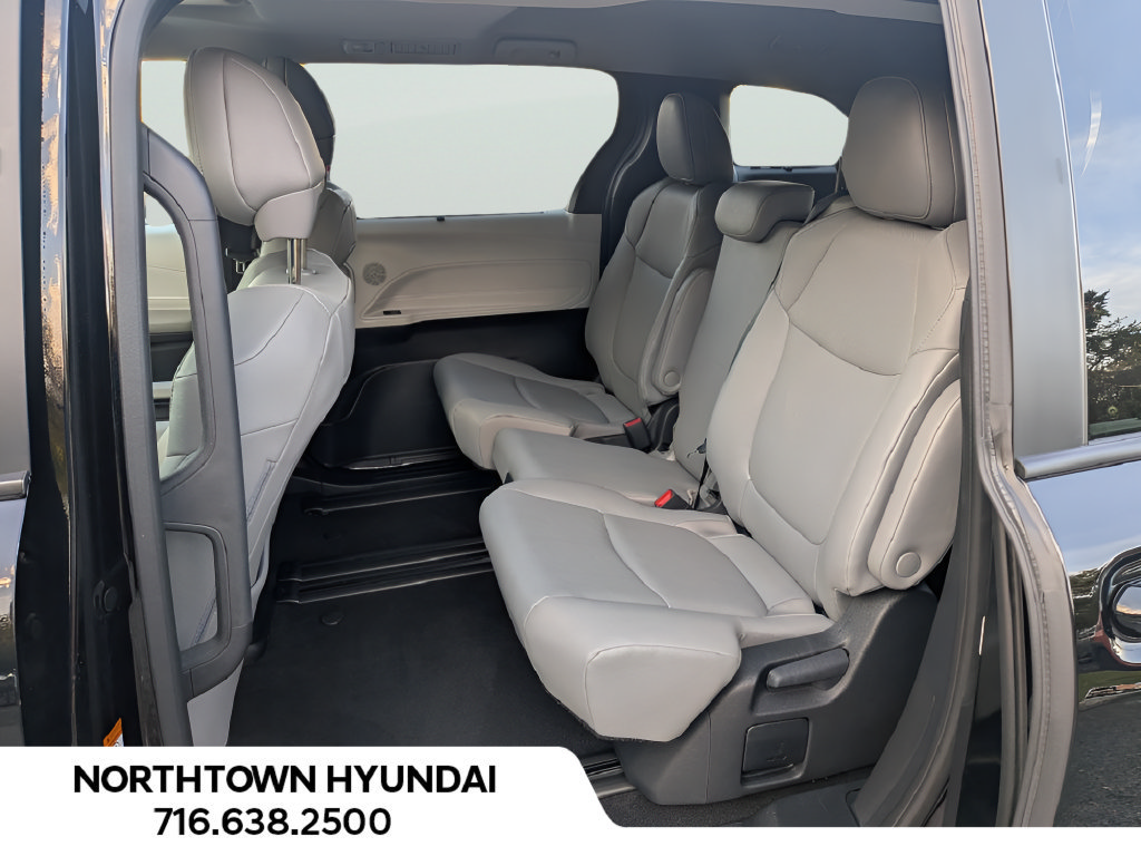 Used 2026 Toyota Sienna XLE FWD image 31