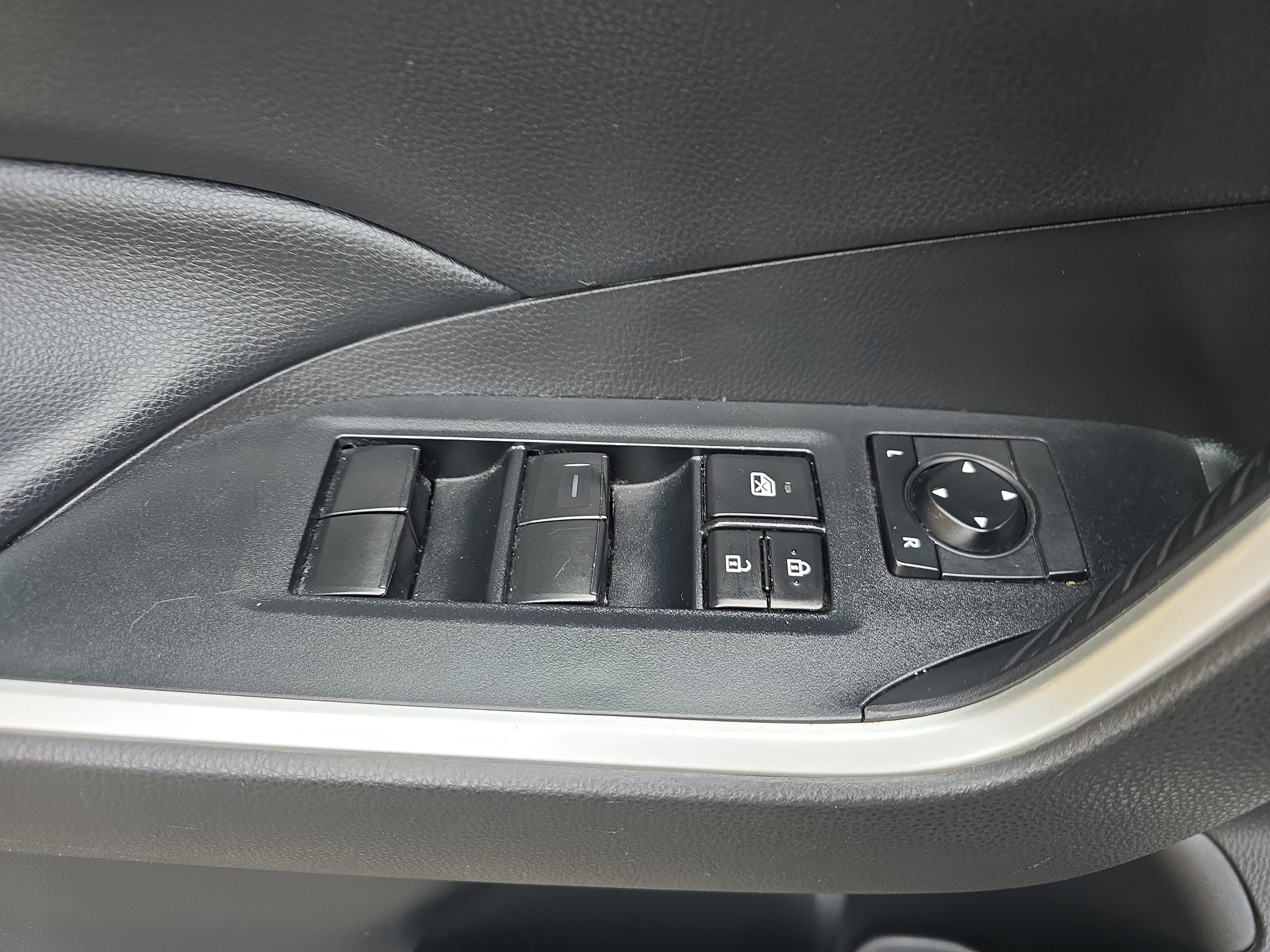 Used 2020 Toyota RAV4 LE FWD image 27