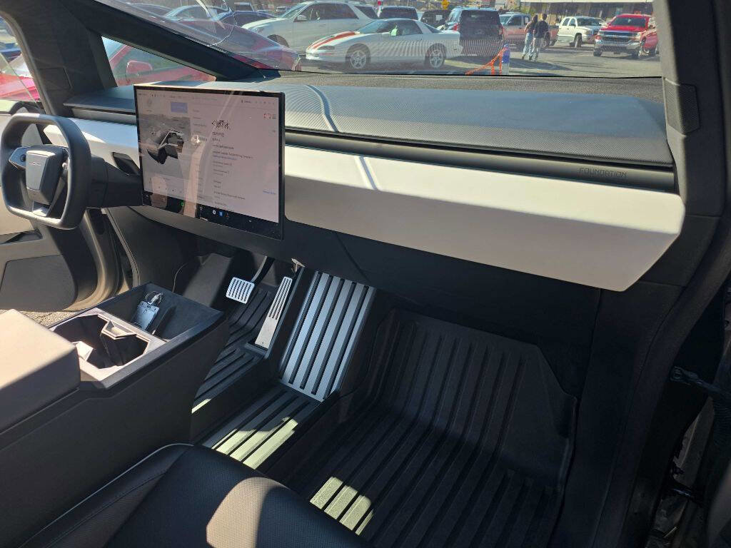 Used 2024 Tesla Cybertruck AWD Crew Cab image 23