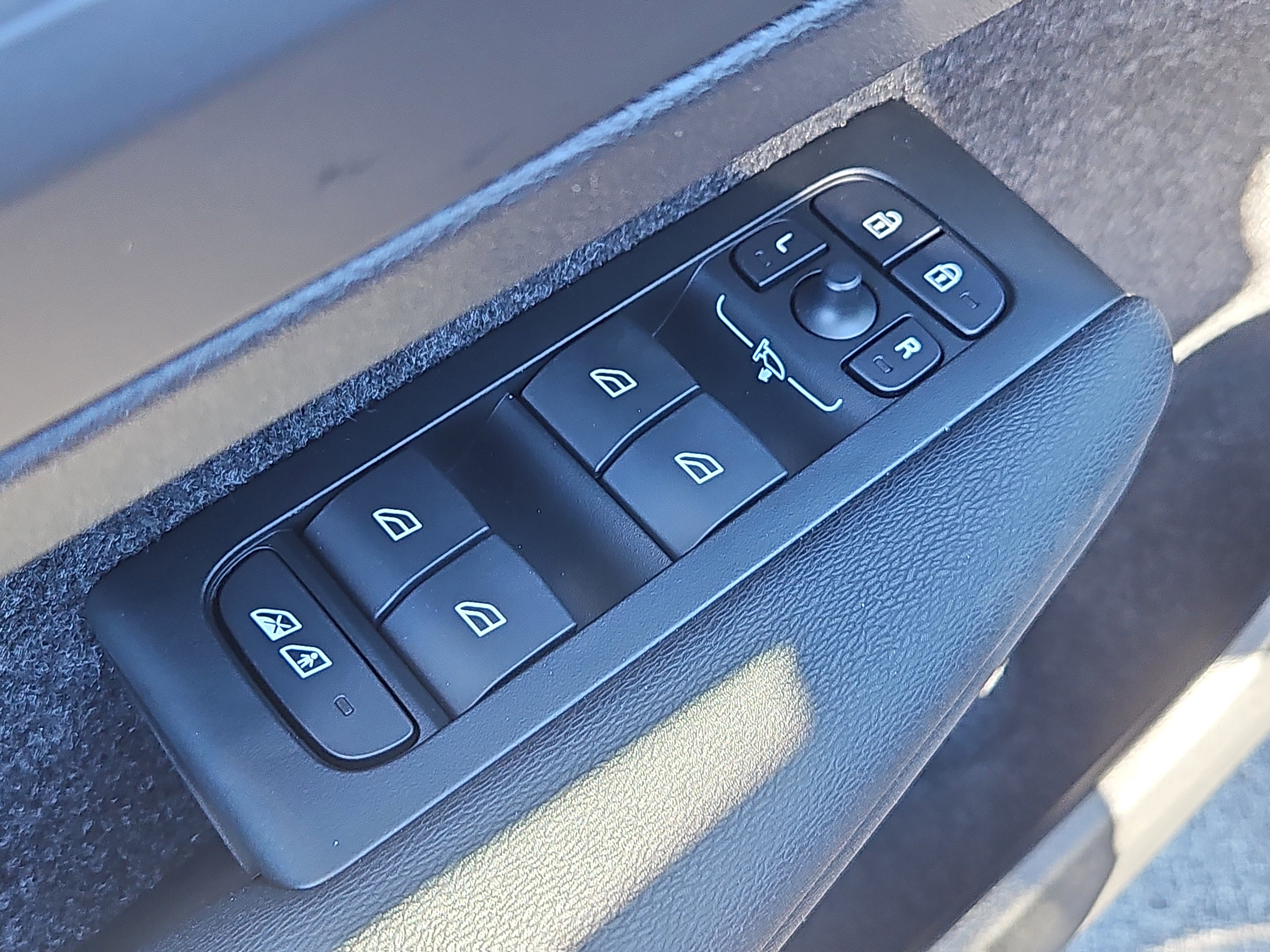 New 2026 Volvo XC40 B5 Ultra w/ Protection Package Premier image 17