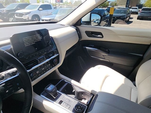 Used 2024 Nissan Pathfinder SL w/ Black Appearance Package image 29