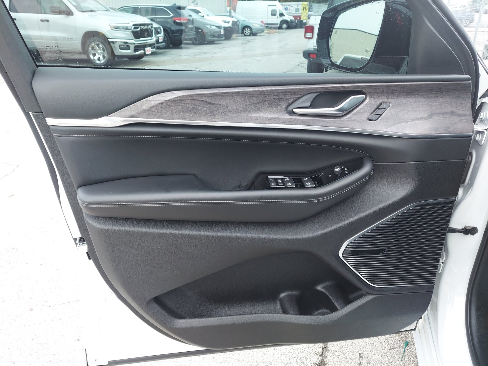 Used 2023 Jeep Grand Cherokee L Overland AWD/4WD image 30