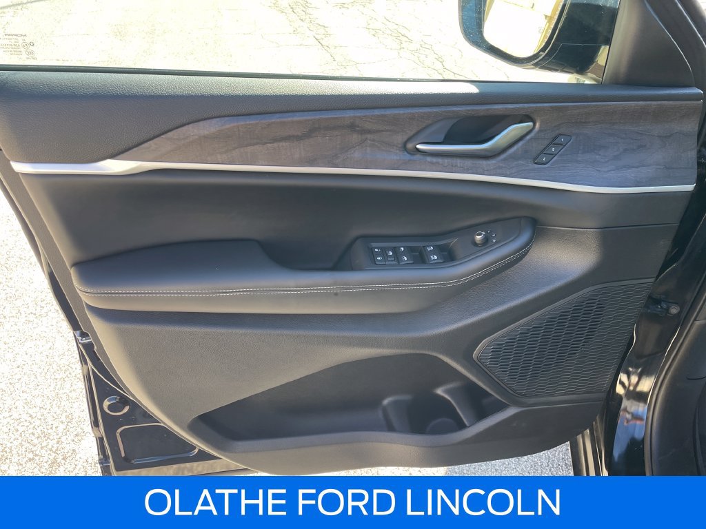Used 2025 Jeep Grand Cherokee Limited w/ Luxury Tech Group II AWD/4WD image 20