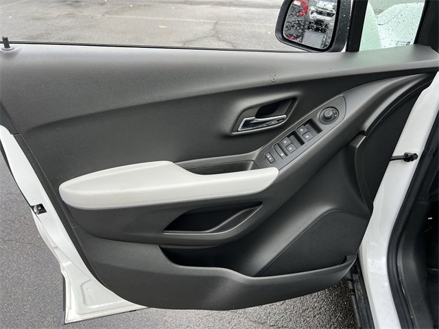 Used 2022 Chevrolet Trax LT w/ LT Convenience Package image 20