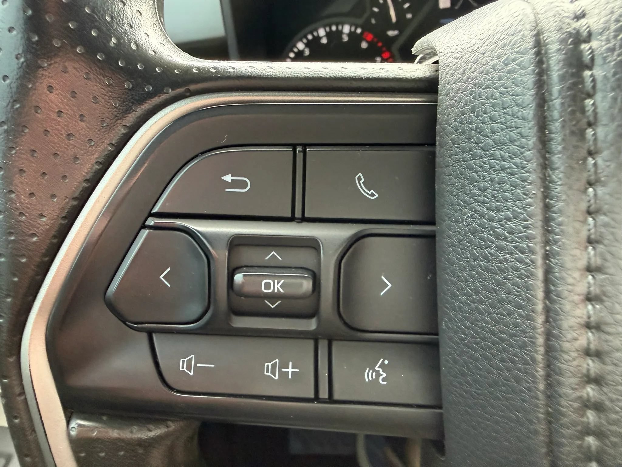 Used 2025 Toyota Tundra SR5 w/ SR5 Convenience Package AWD/4WD image 27