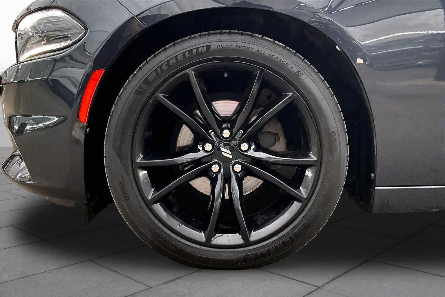 Used 2017 Dodge Charger SE w/ Blacktop Package RWD image 11