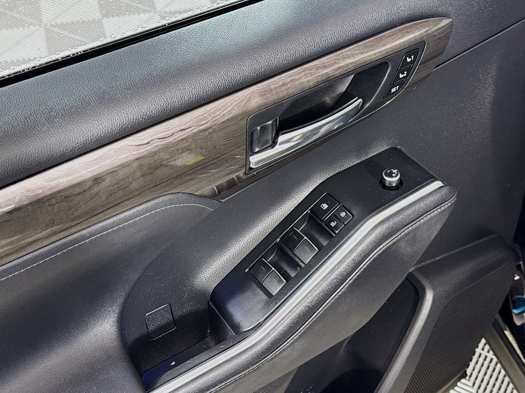 Used 2020 Toyota Highlander Limited FWD image 18