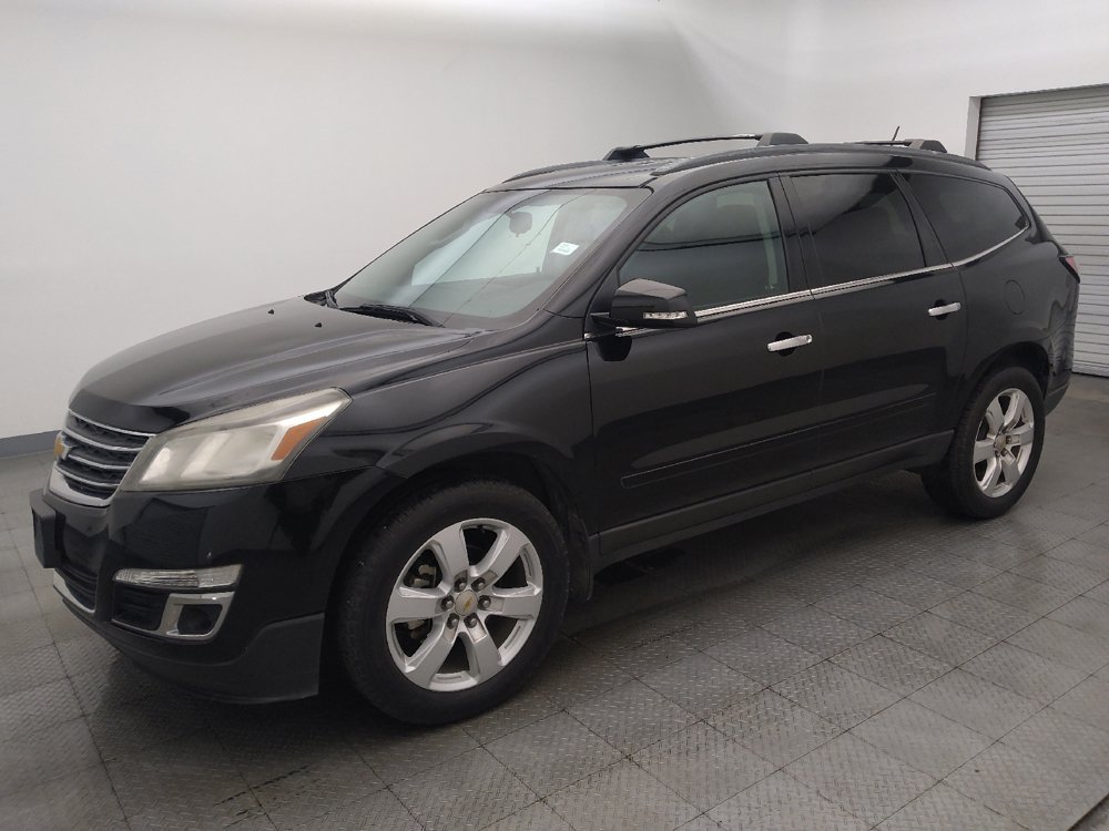 Used 2017 Chevrolet Traverse LT w/ Style and Technology Package FWD image 2