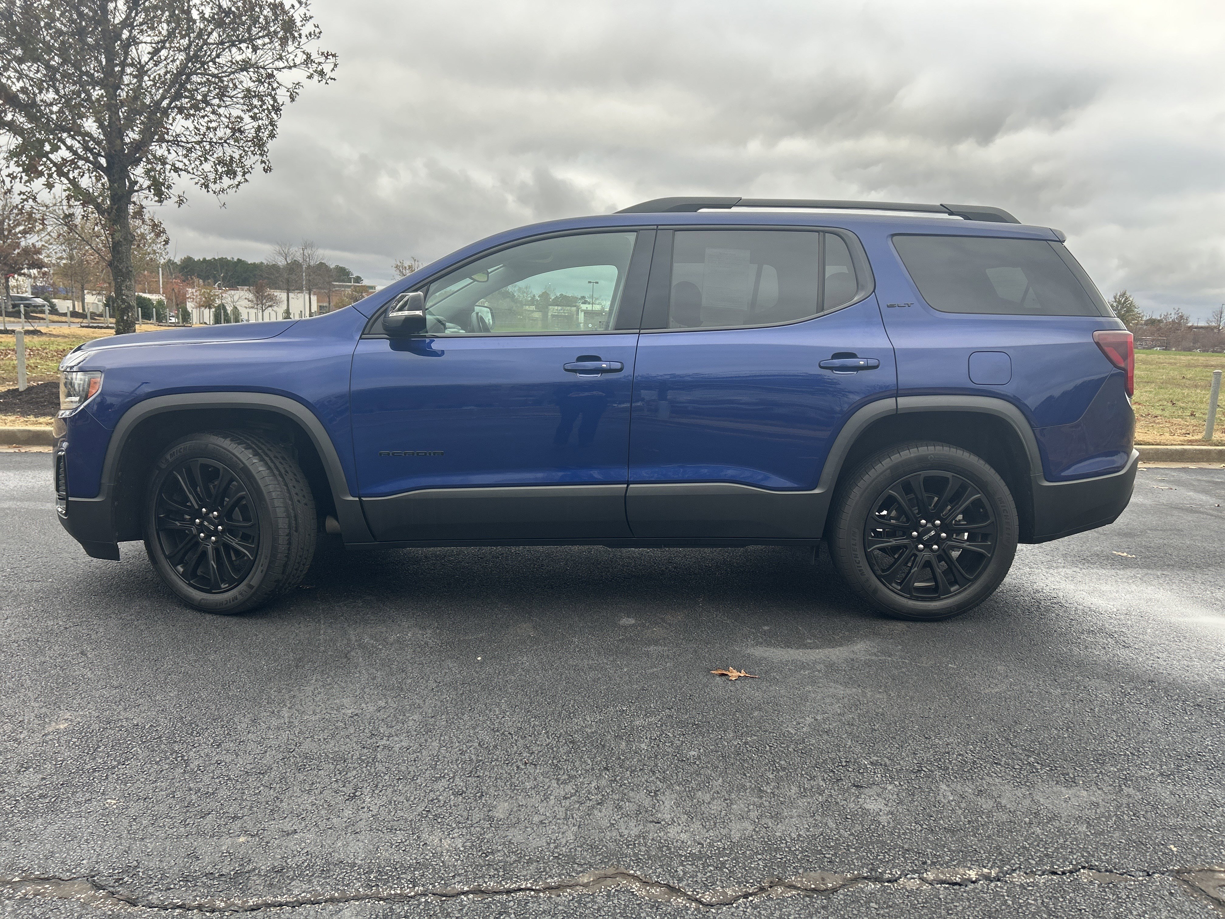 Used 2023 GMC Acadia SLT w/ Elevation Edition image 6