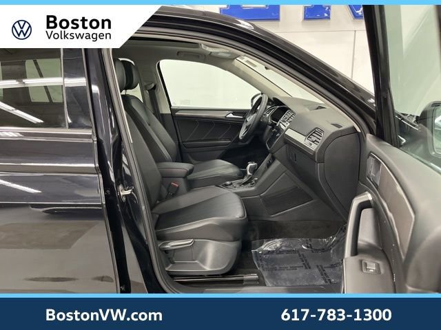 Used 2024 Volkswagen Tiguan SE w/ Panoramic Sunroof Package image 11