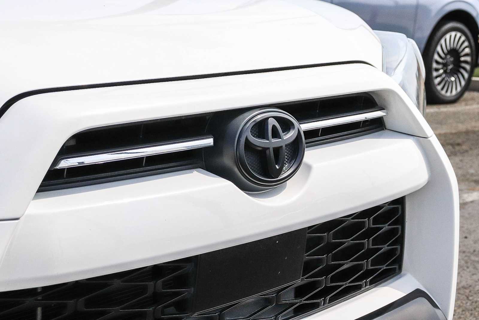 Used 2020 Toyota 4Runner Venture w/ Moonroof Package AWD/4WD image 6