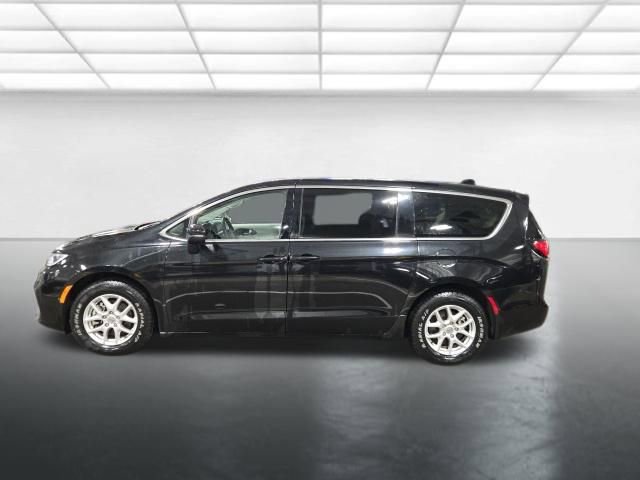 Used 2023 Chrysler Pacifica Touring-L image 7