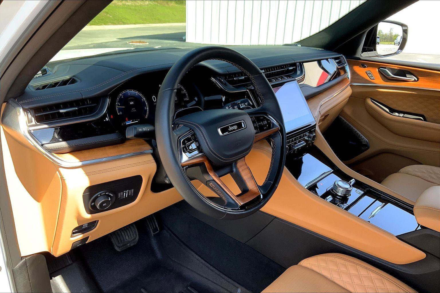 Used 2025 Jeep Grand Cherokee L Summit AWD/4WD image 13