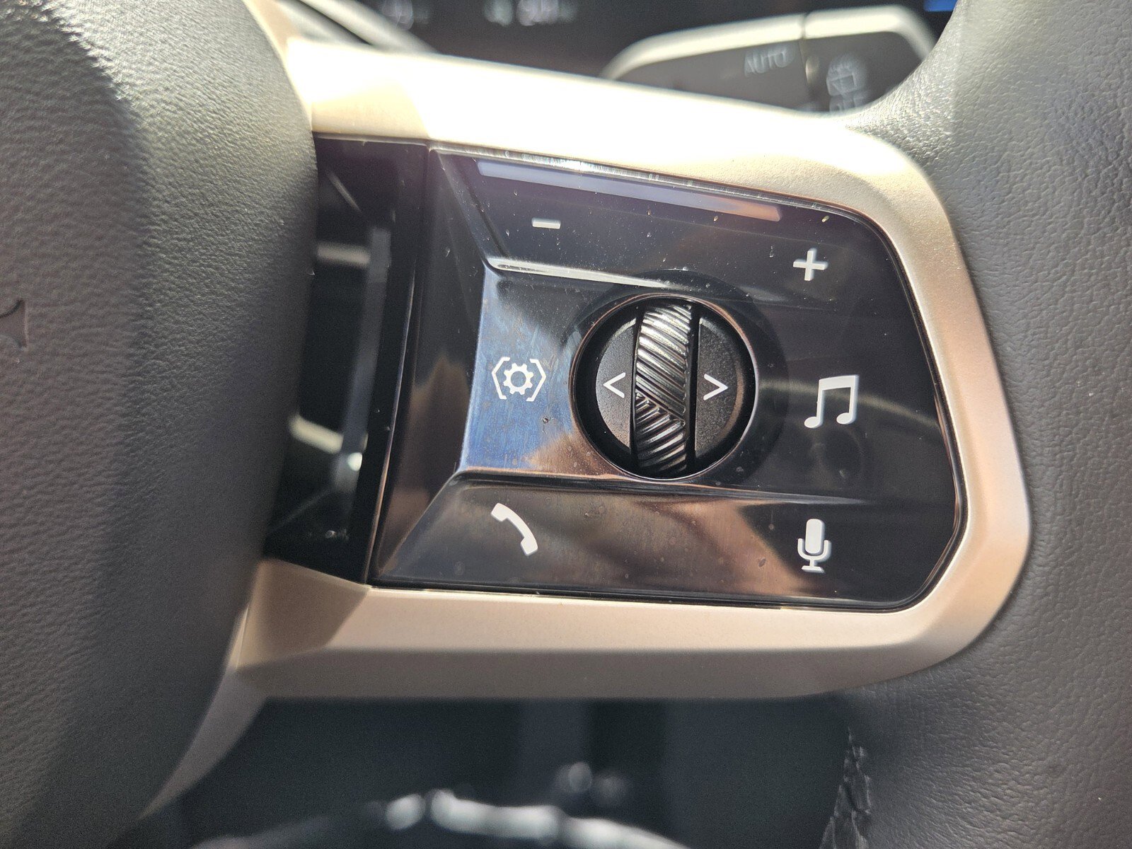 Used 2025 BMW iX xDrive50 image 26