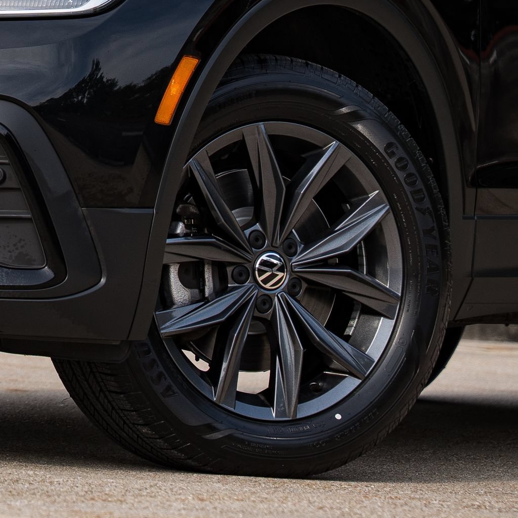 Certified 2023 Volkswagen Tiguan SE FWD image 3