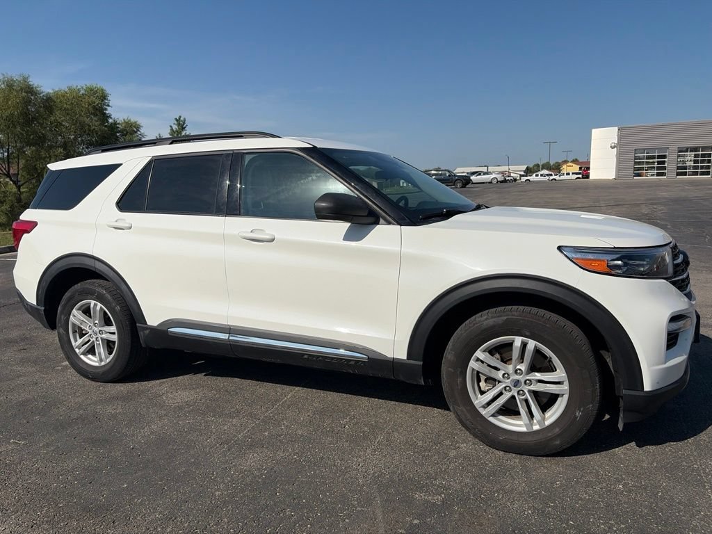 Used 2023 Ford Explorer XLT w/ Equipment Group 202A AWD/4WD image 3