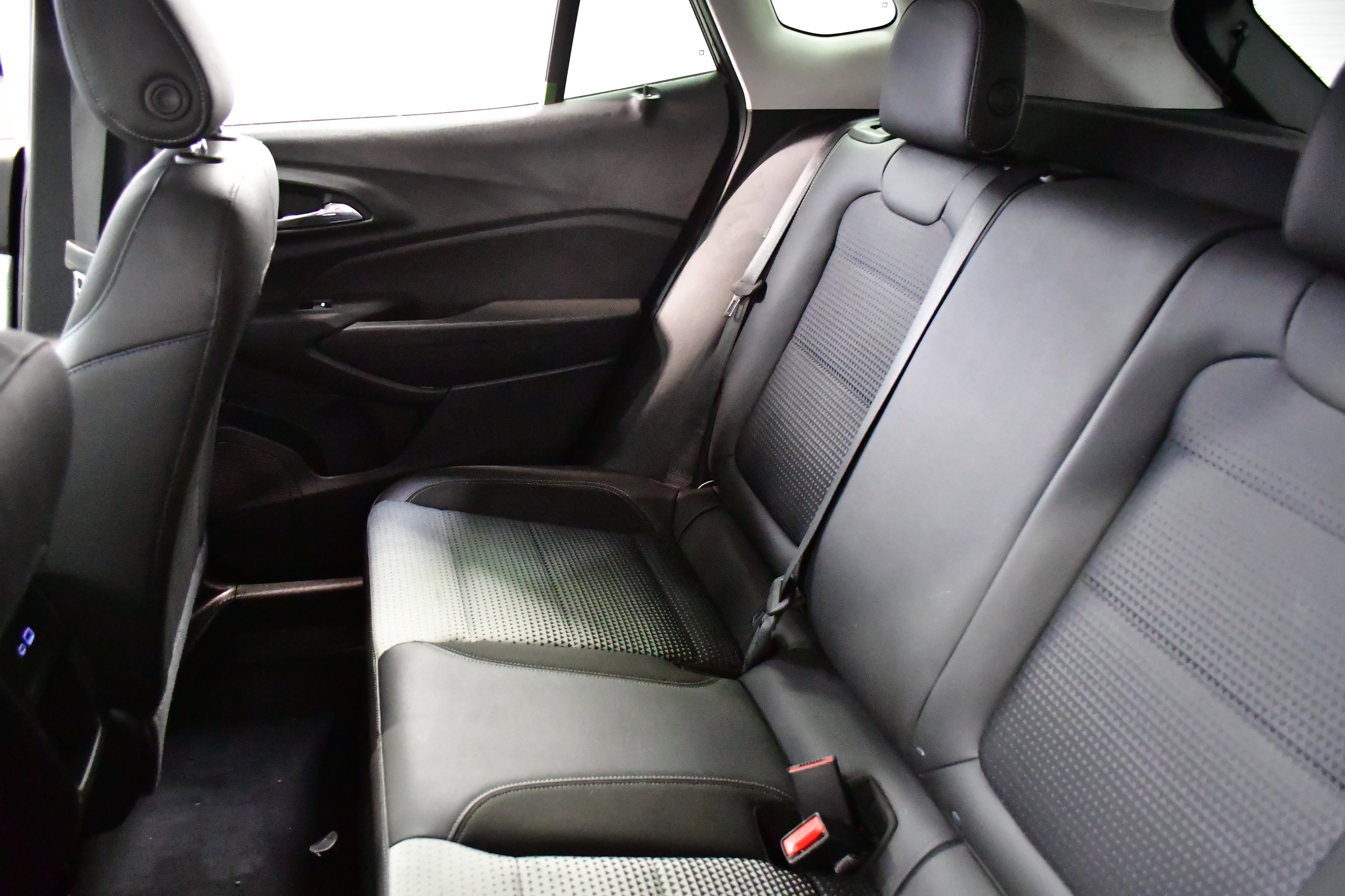 Used 2025 Chevrolet Trax LT w/ LT Convenience Package image 13